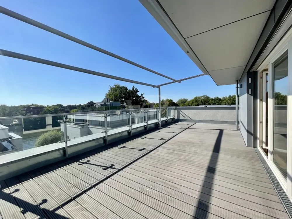 Hochwertige Dachgeschosswohnung mit großer Dachterrasse an der Spree