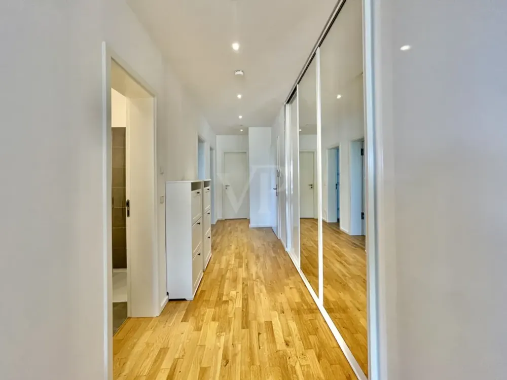 Hochwertige Dachgeschosswohnung mit großer Dachterrasse an der Spree