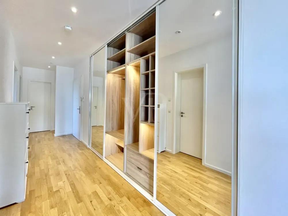 Hochwertige Dachgeschosswohnung mit großer Dachterrasse an der Spree