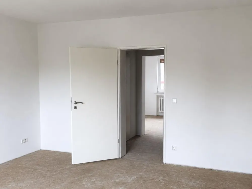 Modenisierte 4-Zimmer Wohnung mit Balkon in Rheinnähe