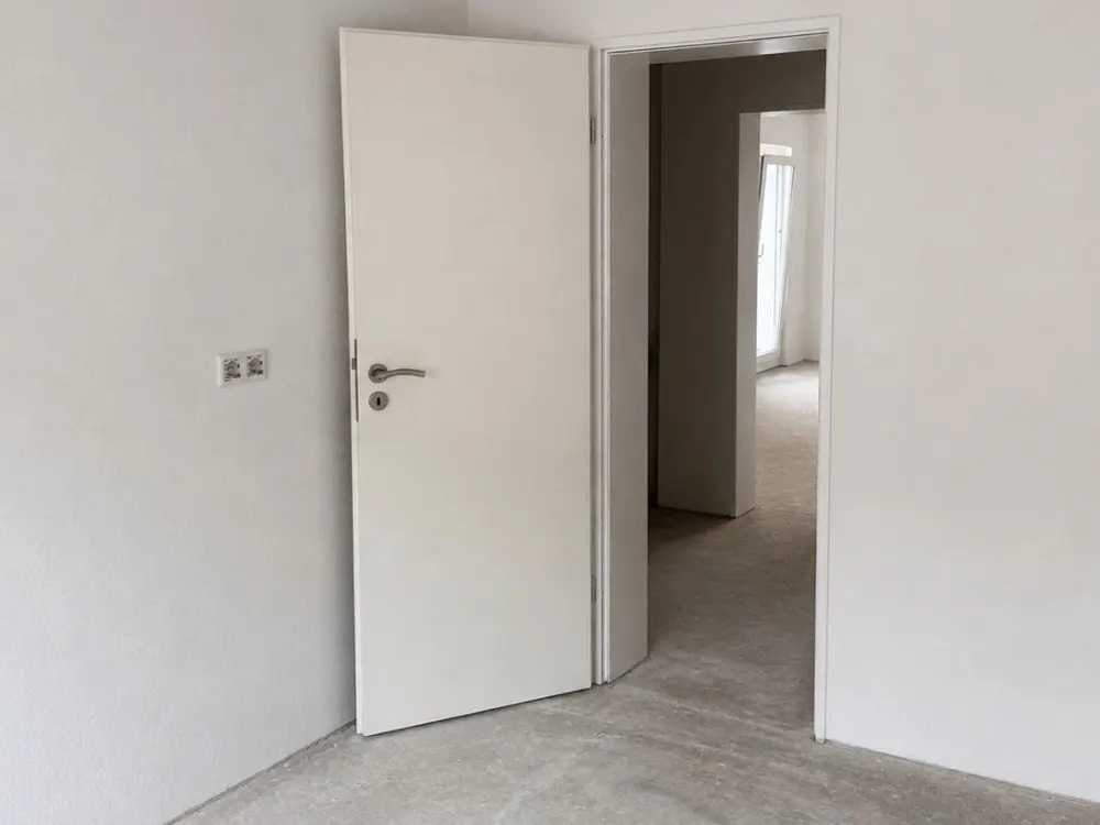 Modenisierte 4-Zimmer Wohnung mit Balkon in Rheinnähe