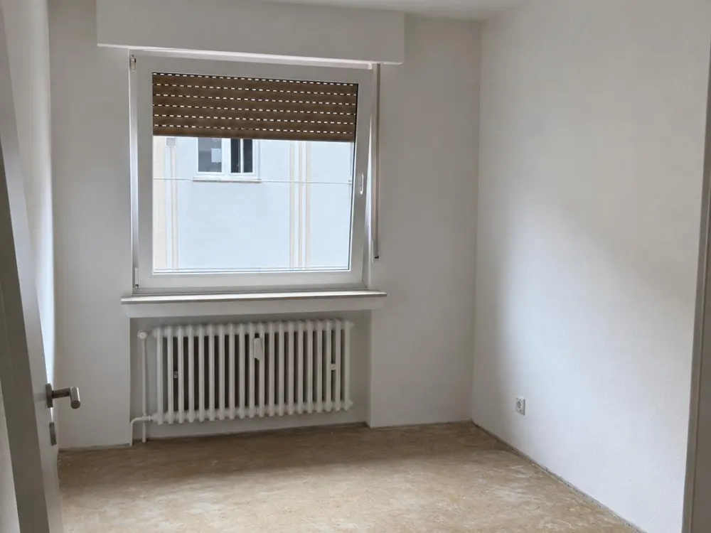 Modenisierte 4-Zimmer Wohnung mit Balkon in Rheinnähe