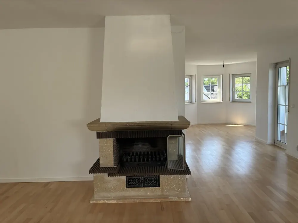137 m² Dachgeschosswohnung mit 3 Balkonen, 2 Bädern & Kamin, ruhige Lage in Neu-Isenburg
