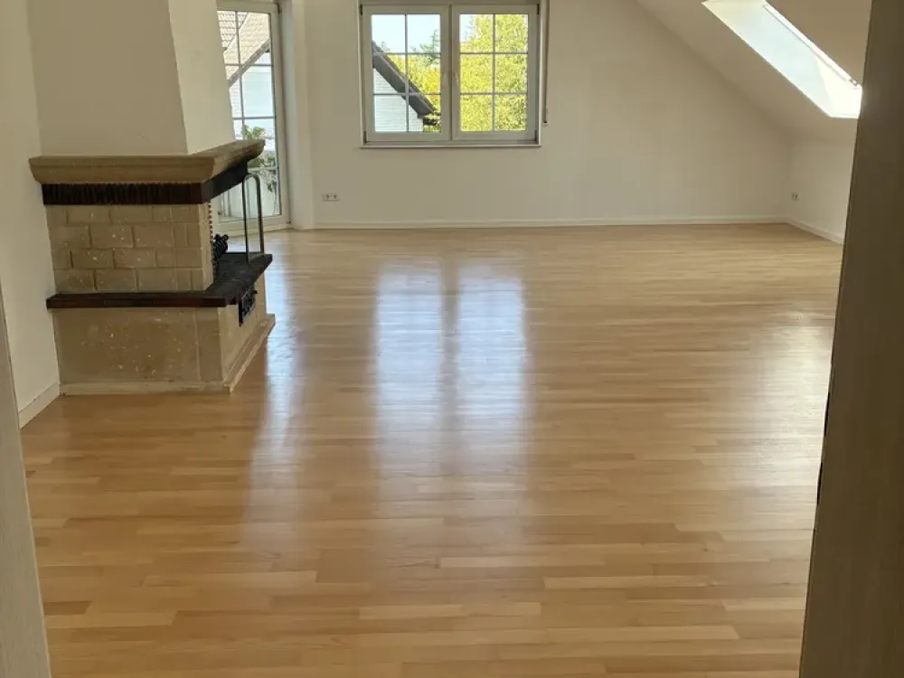 137 m² Dachgeschosswohnung mit 3 Balkonen, 2 Bädern & Kamin, ruhige Lage in Neu-Isenburg