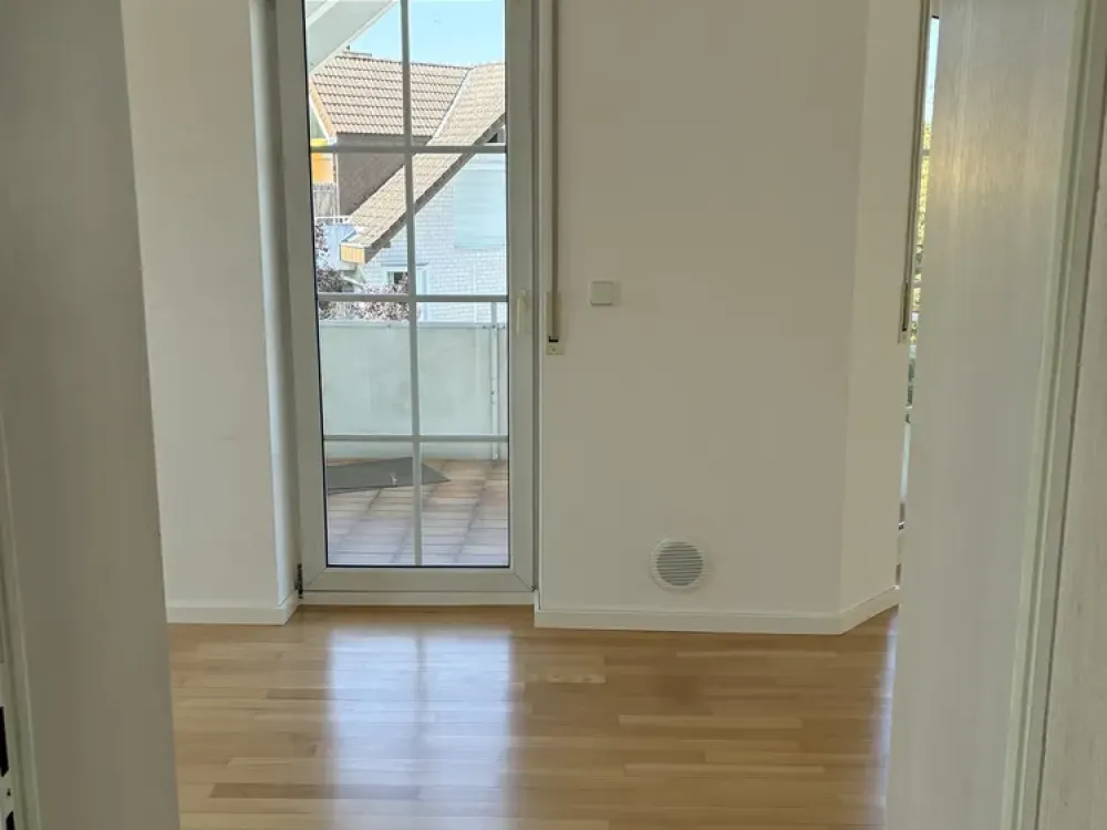 137 m² Dachgeschosswohnung mit 3 Balkonen, 2 Bädern & Kamin, ruhige Lage in Neu-Isenburg