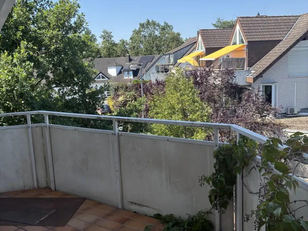 137 m² Dachgeschosswohnung mit 3 Balkonen, 2 Bädern & Kamin, ruhige Lage in Neu-Isenburg