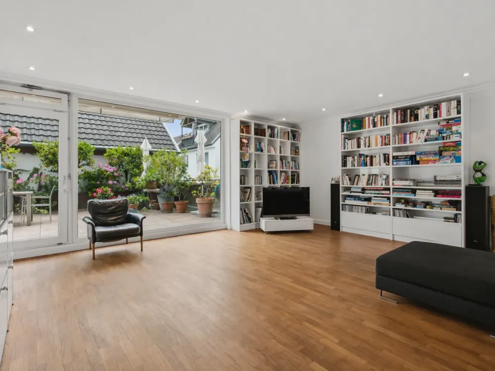 Feeling of a House Instead of a Classic Apartment - Spacious Living on the Rhine in Rodenkirchen