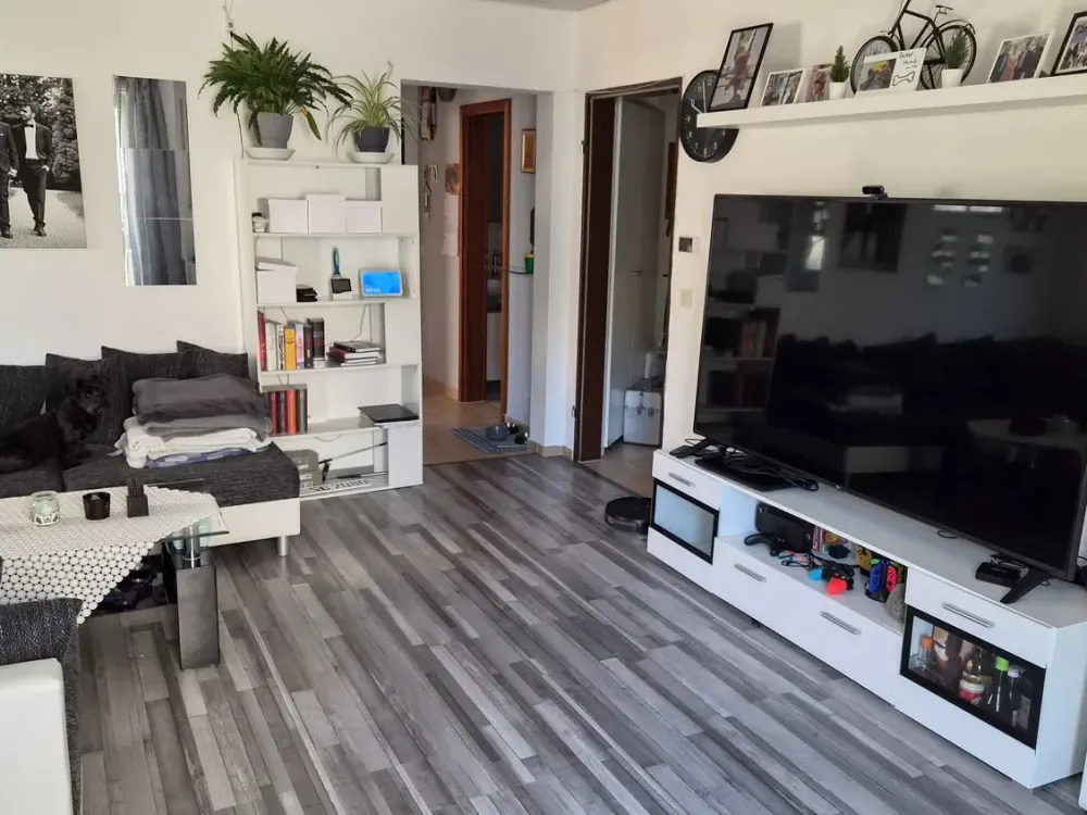 Cozy Apartment with Balcony, New Fitted Kitchen and Garage