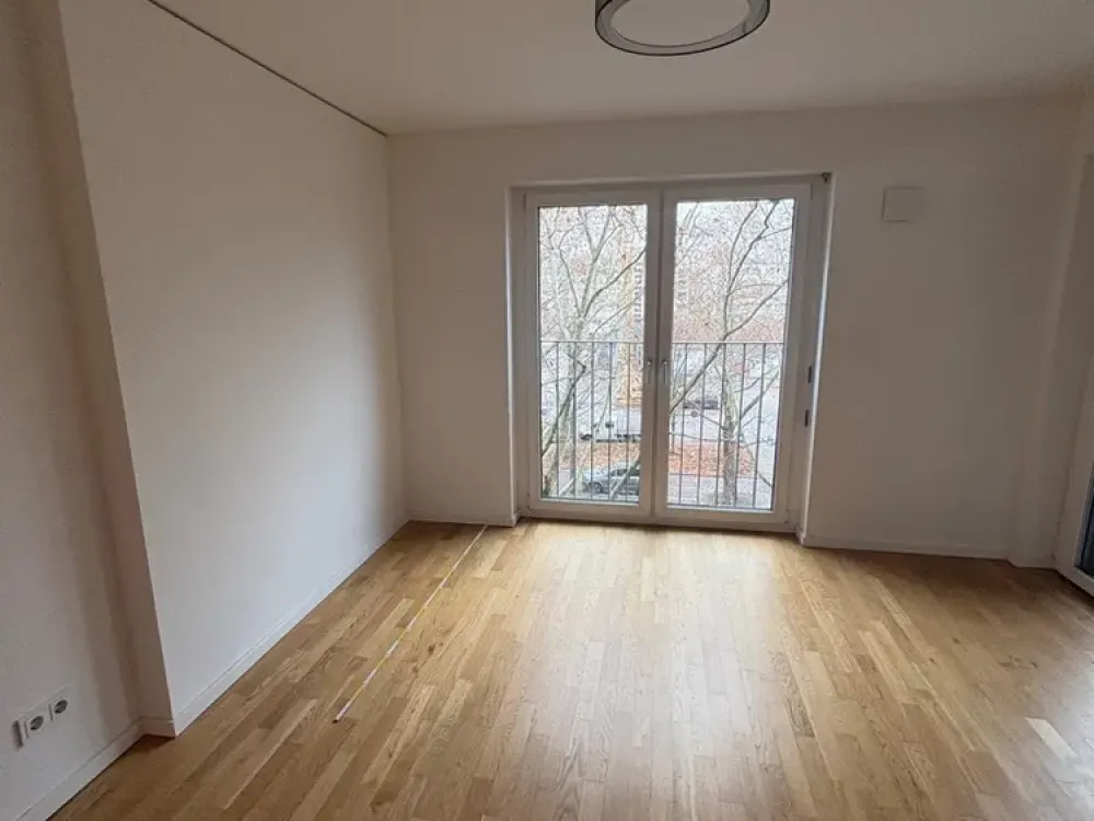 Bright 3-Room Apartment with 2 Balconies - Central & Available from 01.11.