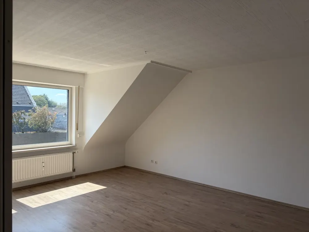 Beautiful, bright home with plenty of space on two floors and large sunny balcony
