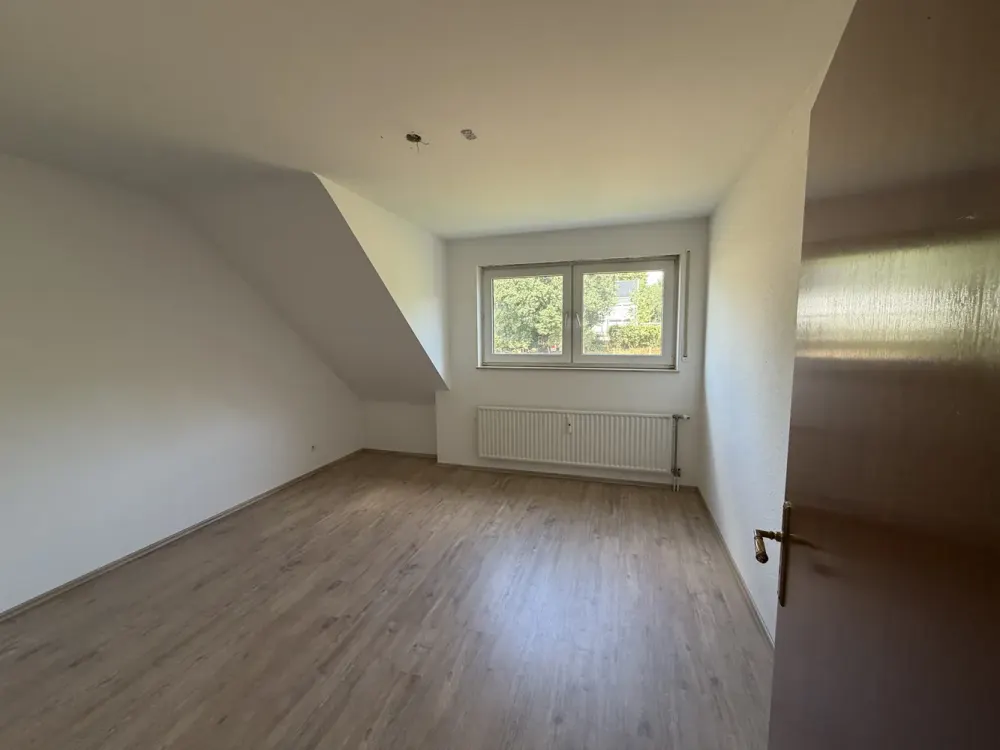Beautiful, bright home with plenty of space on two floors and large sunny balcony