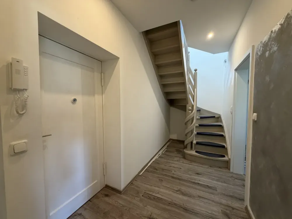 "Wohnen auf zwei Ebenen"-Exklusive Maisonette mit Dachterrasse*** Laminat***EBK***Gäste WC***