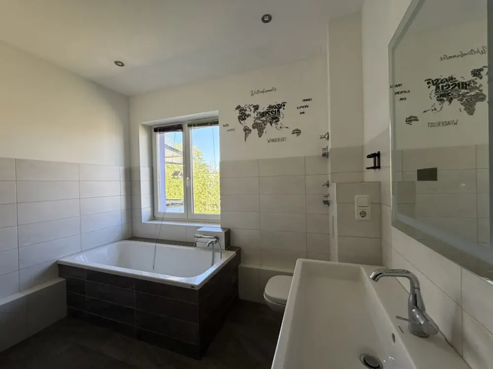 "Wohnen auf zwei Ebenen"-Exklusive Maisonette mit Dachterrasse*** Laminat***EBK***Gäste WC***