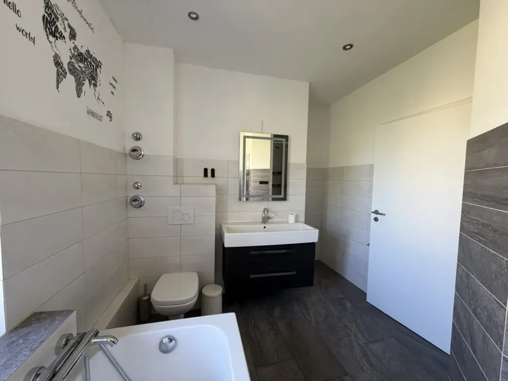 "Wohnen auf zwei Ebenen"-Exklusive Maisonette mit Dachterrasse*** Laminat***EBK***Gäste WC***