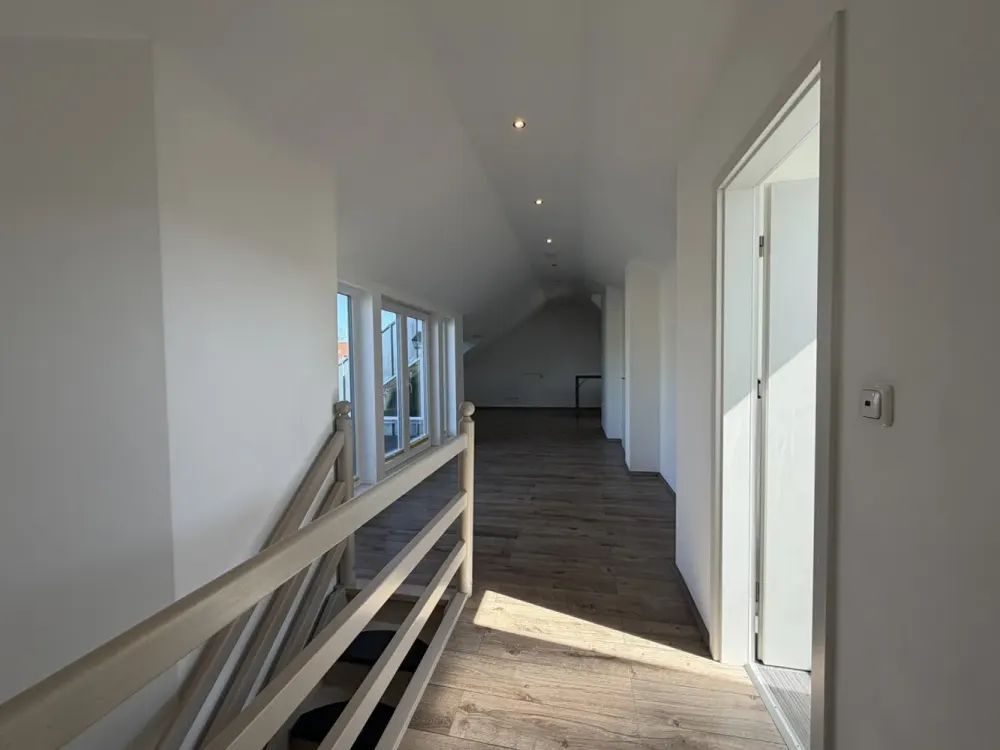 "Wohnen auf zwei Ebenen"-Exklusive Maisonette mit Dachterrasse*** Laminat***EBK***Gäste WC***