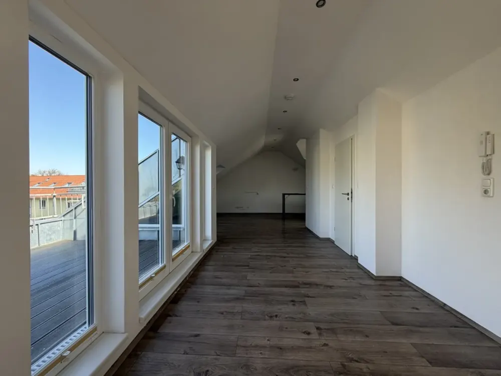 "Wohnen auf zwei Ebenen"-Exklusive Maisonette mit Dachterrasse*** Laminat***EBK***Gäste WC***
