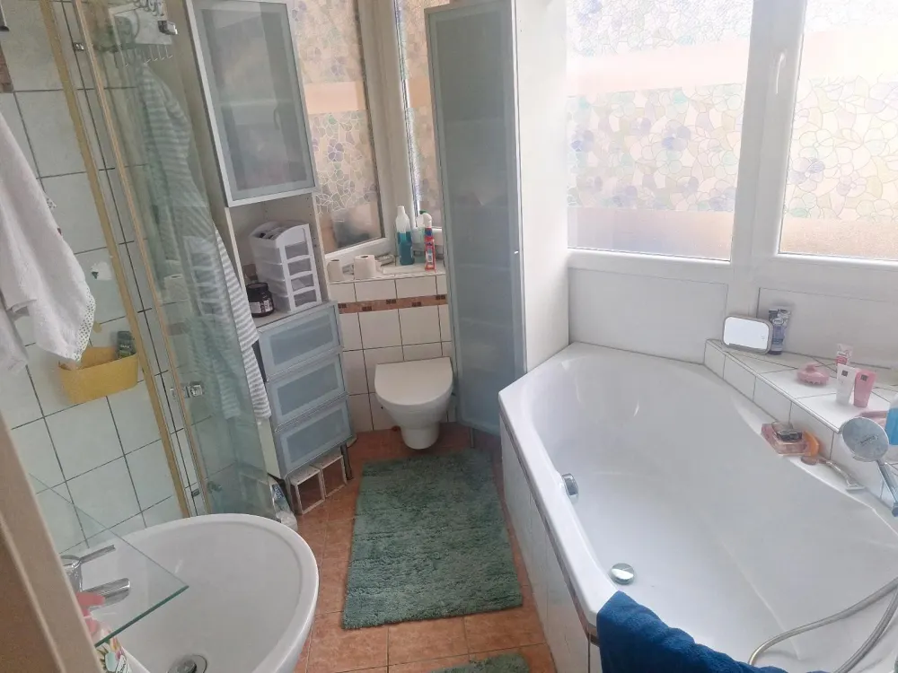 3 Zimmerwohnung mit Hobbyraum, Keller,Hof und Garten