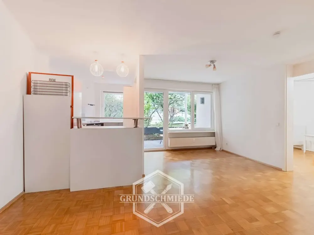 Living Directly at Berliner Platz, 2-Room Apartment with Terrace