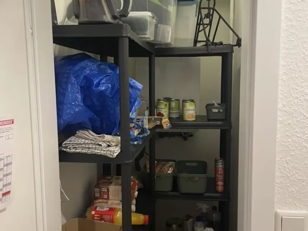 Kernsanierte 2 Zimmer Souterrain Wohnung mit Tiefterrasse und Einbauküche in Rödermark