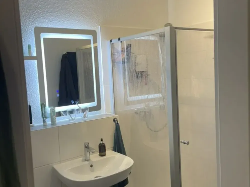 Kernsanierte 2 Zimmer Souterrain Wohnung mit Tiefterrasse und Einbauküche in Rödermark