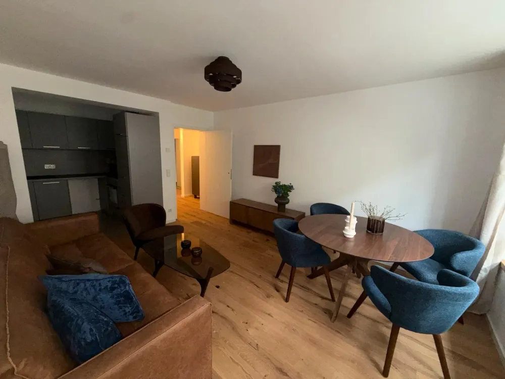 Stilvolle möblierte 2Zi.-Wohnung mit Balkon und hochwertiger Ausstattung im Zentrum von Düsseldorf