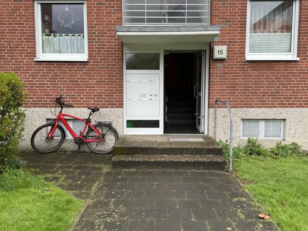*SCHÖNE 2 ZI. WOHNUNG MIT GROSSEM BALKON + EINBAUKÜCHE + BADEWANNE*