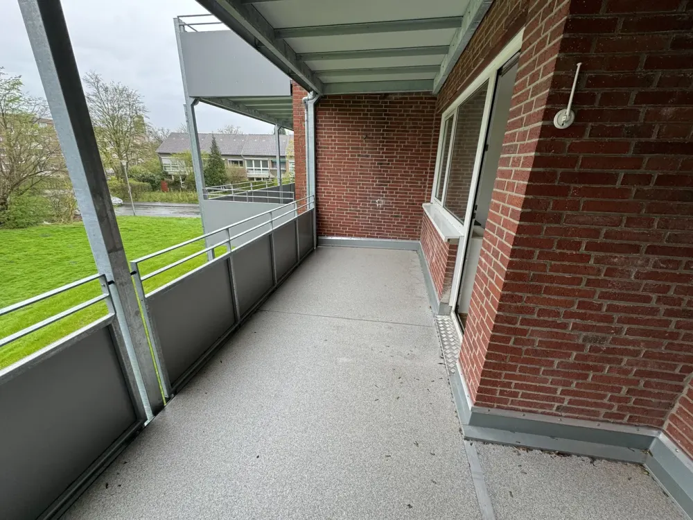 *SCHÖNE 2 ZI. WOHNUNG MIT GROSSEM BALKON + EINBAUKÜCHE + BADEWANNE*