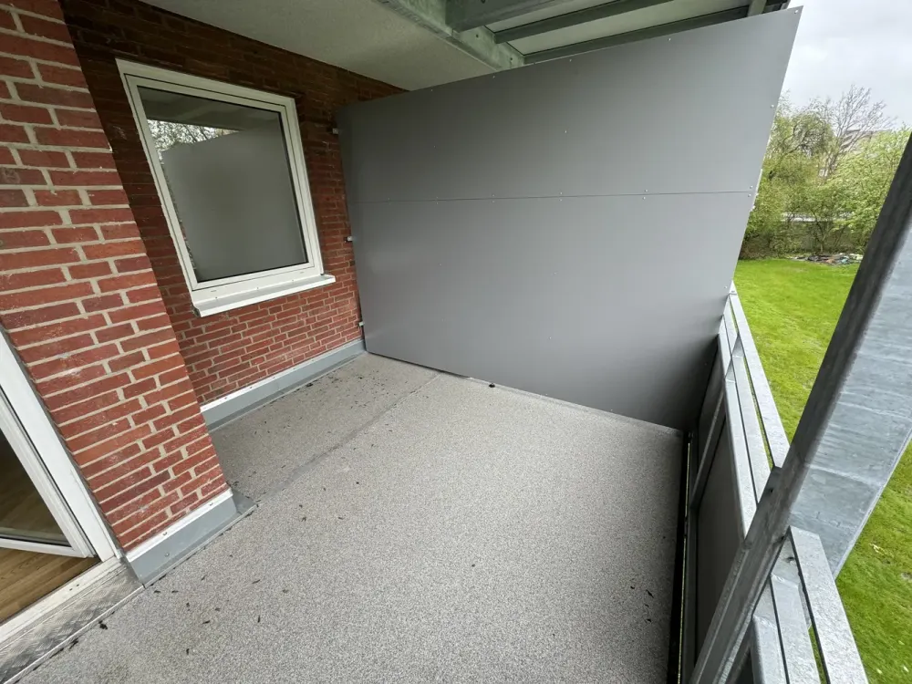 *SCHÖNE 2 ZI. WOHNUNG MIT GROSSEM BALKON + EINBAUKÜCHE + BADEWANNE*