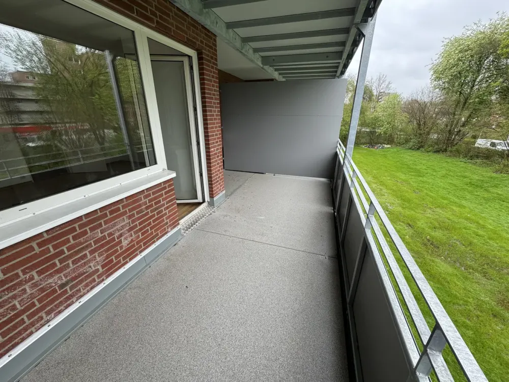 *SCHÖNE 2 ZI. WOHNUNG MIT GROSSEM BALKON + EINBAUKÜCHE + BADEWANNE*