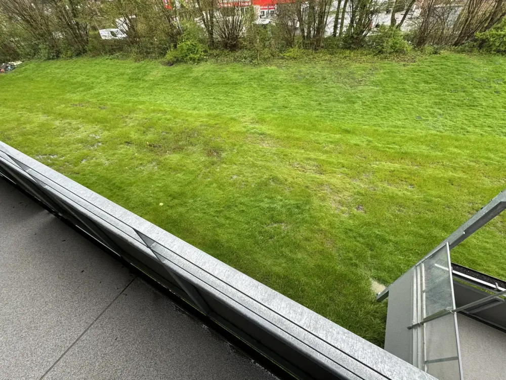 *SCHÖNE 2 ZI. WOHNUNG MIT GROSSEM BALKON + EINBAUKÜCHE + BADEWANNE*