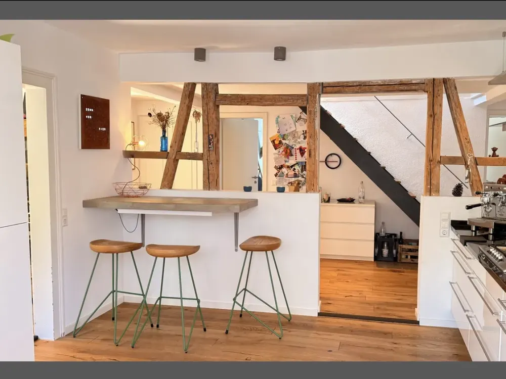 Stilvolle Altbau-Dachgeschosswohnung mit Dachstudio, Kaminofen und Balkon im Herzen des Westens