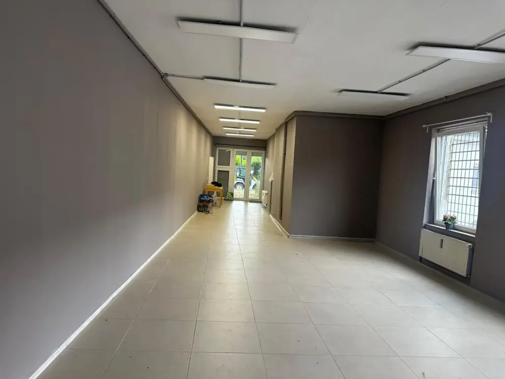 Frisch renovierte Fläche (100 m²) in Düsseldorf (Bezirk 8), AB SOFORT frei!