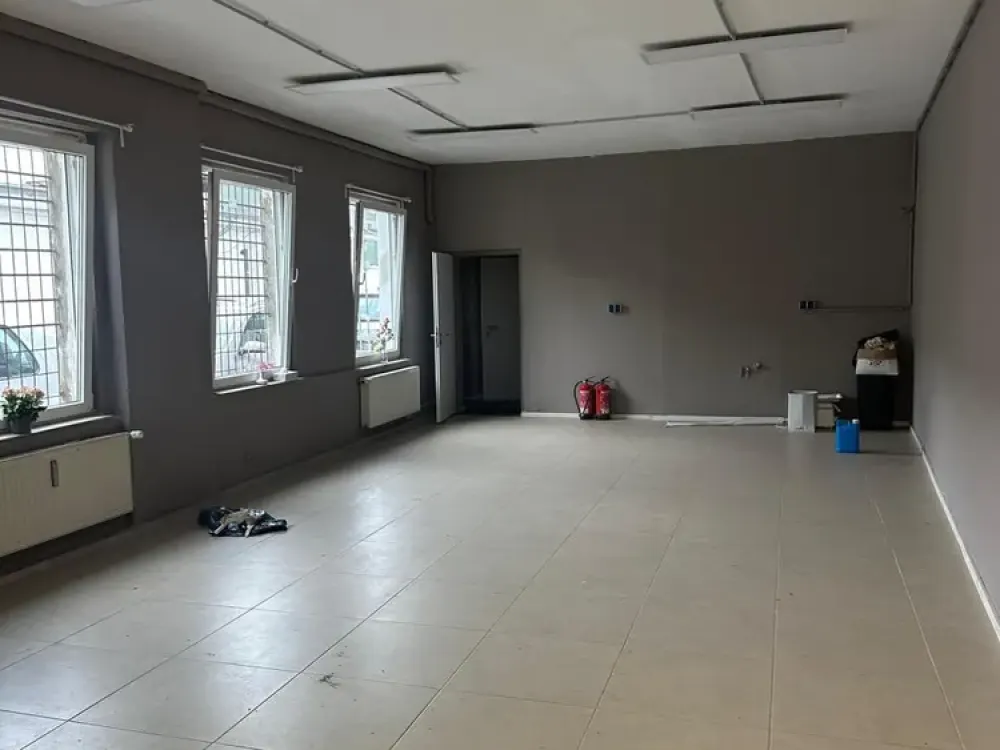 Frisch renovierte Fläche (100 m²) in Düsseldorf (Bezirk 8), AB SOFORT frei!
