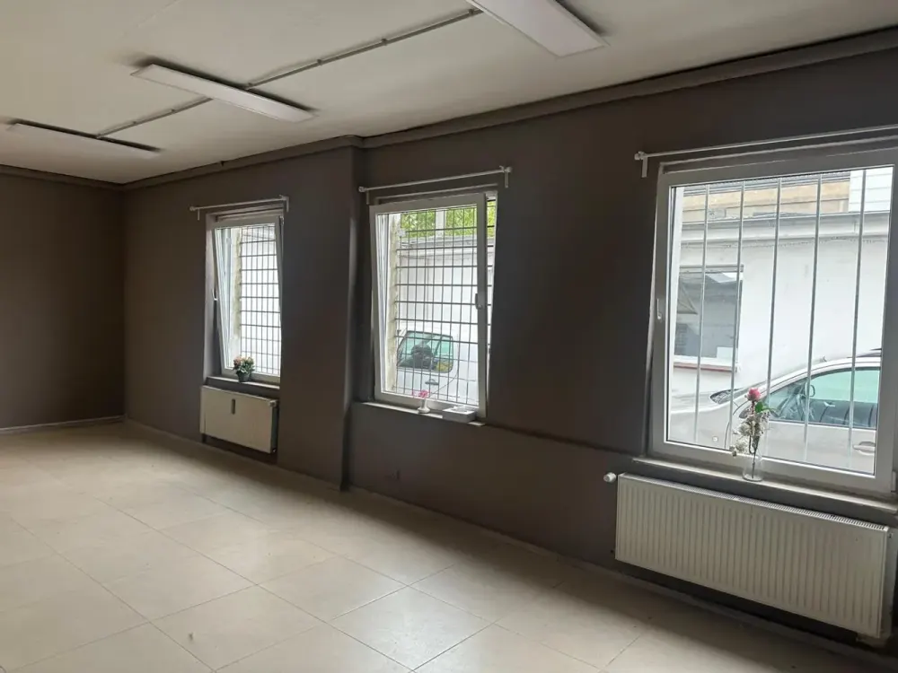 Frisch renovierte Fläche (100 m²) in Düsseldorf (Bezirk 8), AB SOFORT frei!
