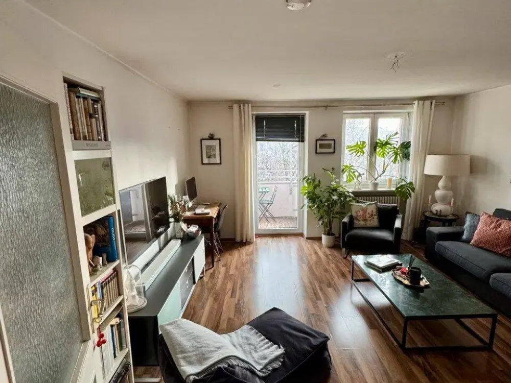 Bright 2.5-Room Apartment with Balcony & Parking Space