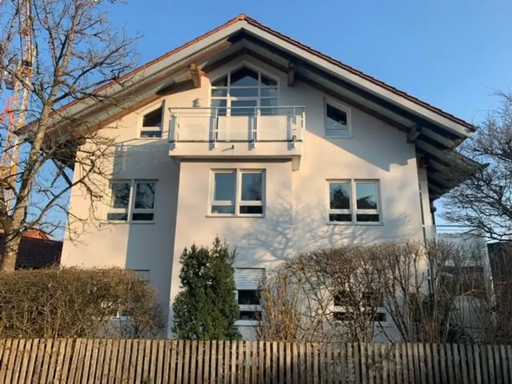 Helle DG-Wohnung, Teilmöbliert, Tolle Lage in bevorzugter Wohngegend
