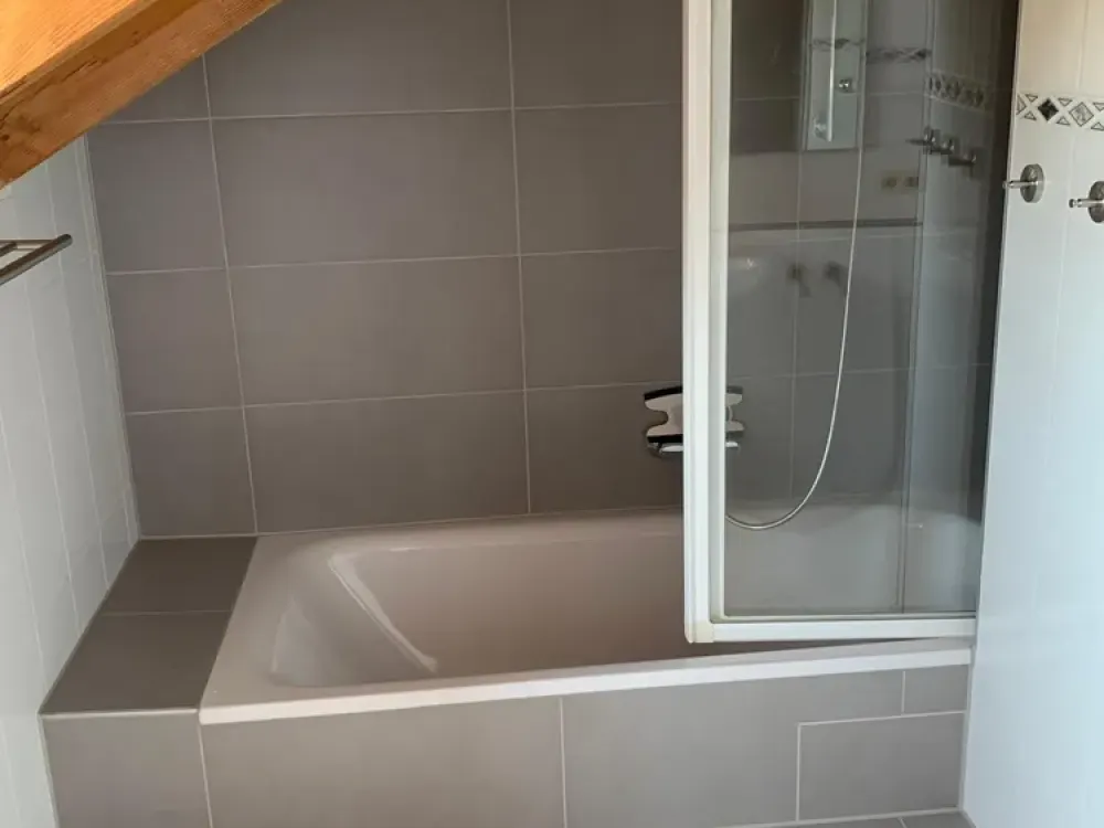 Helle DG-Wohnung, Teilmöbliert, Tolle Lage in bevorzugter Wohngegend