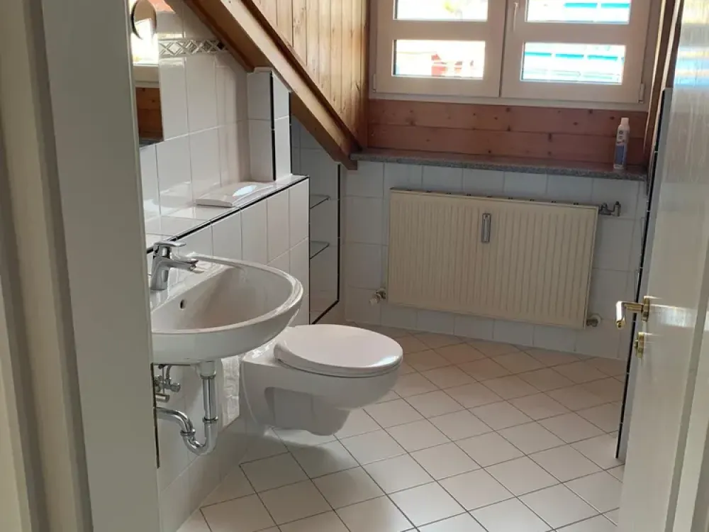 Helle DG-Wohnung, Teilmöbliert, Tolle Lage in bevorzugter Wohngegend