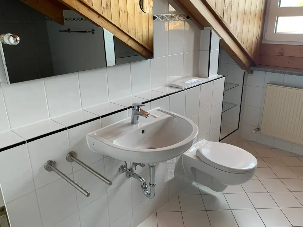 Helle DG-Wohnung, Teilmöbliert, Tolle Lage in bevorzugter Wohngegend