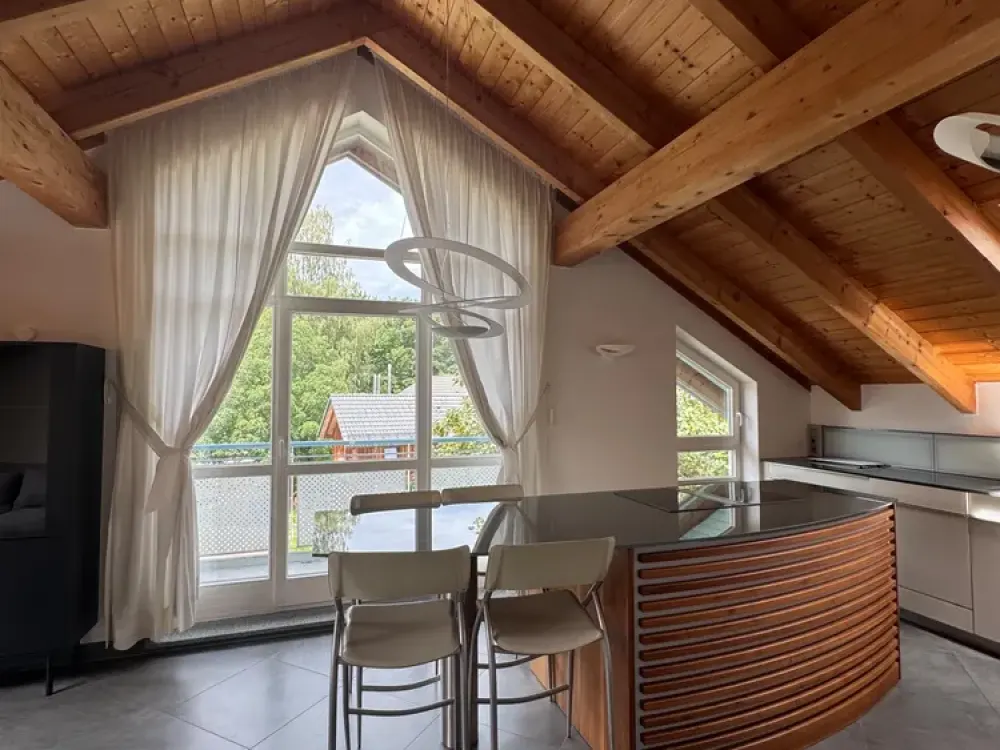 Helle DG-Wohnung, Teilmöbliert, Tolle Lage in bevorzugter Wohngegend