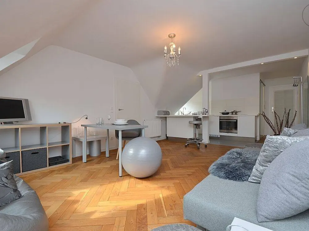 Wunderschöne, möblierte Altbauwohnung mit Reinigungsservice in Stuttgart West