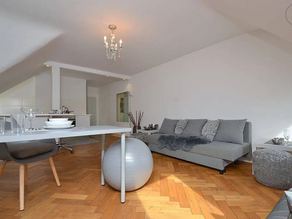 Wunderschöne, möblierte Altbauwohnung mit Reinigungsservice in Stuttgart West