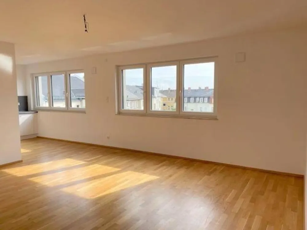 Geräumige Wohnung im 6.OG mit Loggia, hochwertiger Einbauküche, Parkett und Badewanne + Dusche + GWC