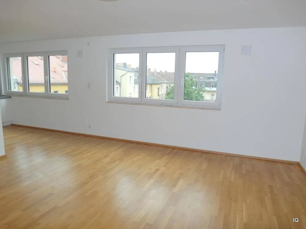 Geräumige Wohnung im 6.OG mit Loggia, hochwertiger Einbauküche, Parkett und Badewanne + Dusche + GWC