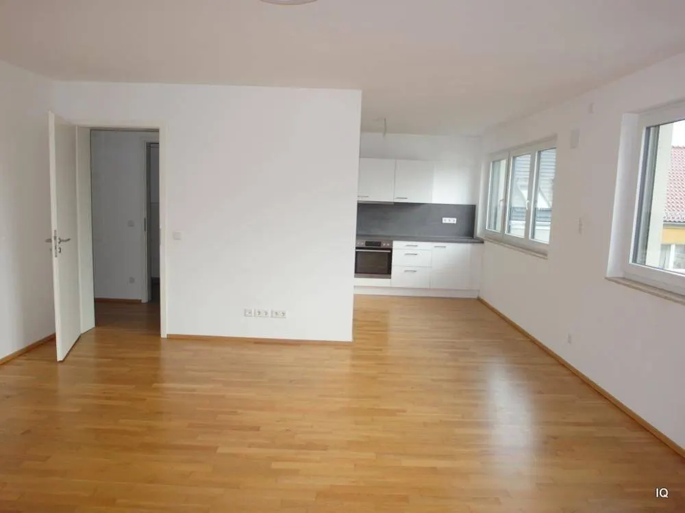 Geräumige Wohnung im 6.OG mit Loggia, hochwertiger Einbauküche, Parkett und Badewanne + Dusche + GWC
