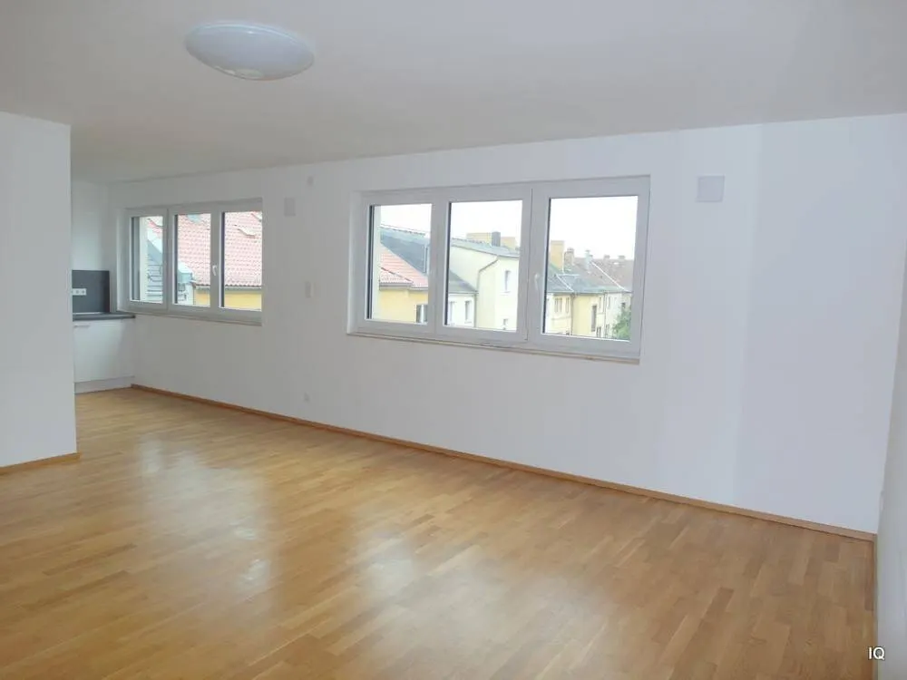 Geräumige Wohnung im 6.OG mit Loggia, hochwertiger Einbauküche, Parkett und Badewanne + Dusche + GWC