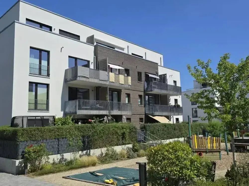 Modern 3-Room Apartment with Built-in Kitchen and Balcony in Grünau, Berlin