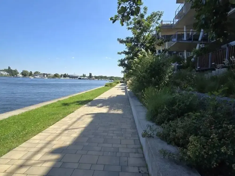 Modern 3-Room Apartment with Built-in Kitchen and Balcony in Grünau, Berlin