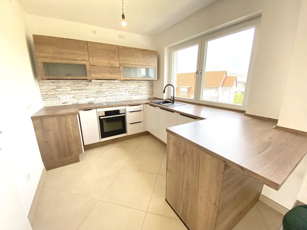 Neuwertige, sonnige 3 ½ Zimmer-Wohnung mit Balkon und 2 Bäder in Fürth-Poppenreuth, Nähe IKEA