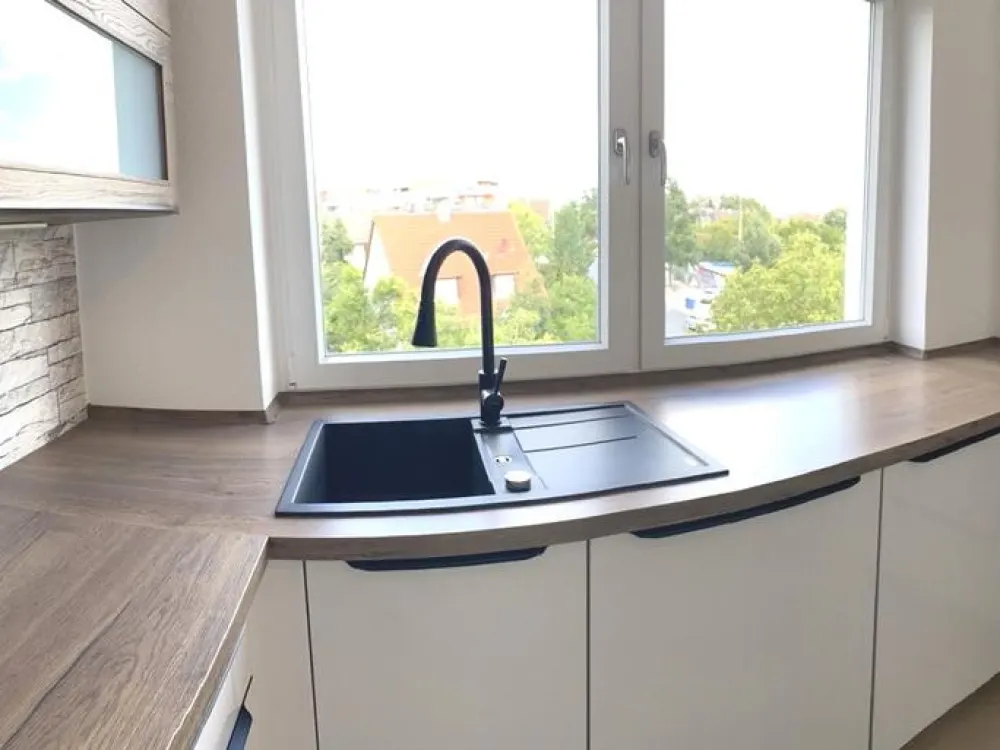 Neuwertige, sonnige 3 ½ Zimmer-Wohnung mit Balkon und 2 Bäder in Fürth-Poppenreuth, Nähe IKEA